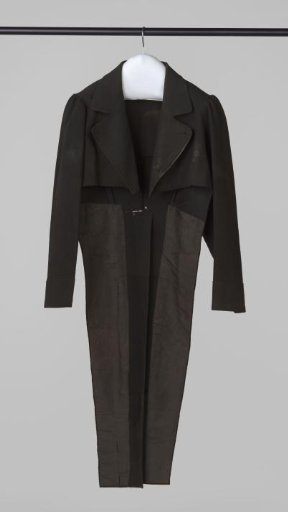 Straight-cut frock coat of black cloth, with long sleeves with turnbacks, long skirts with two cloth buttons and left lapels with two buttonholes