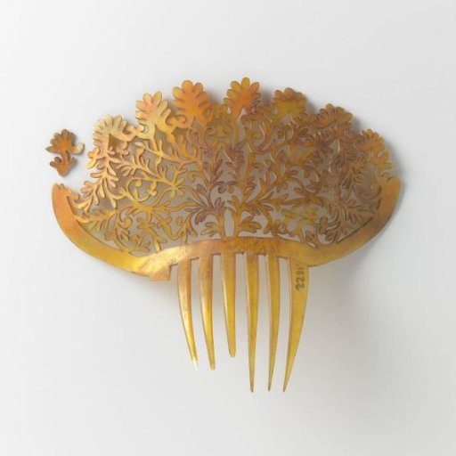 Tortoiseshell and horn hair comb with an openwork back in an elegant leaf motif, seven teeth