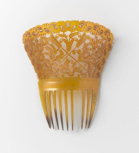 Tortoiseshell and horn hair comb with an openwork back featuring two crossed arrows, seven teeth