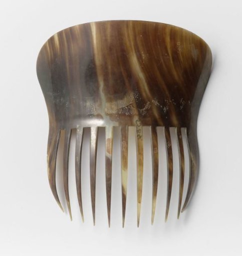 Tortoiseshell hair comb with an unadorned curved back
