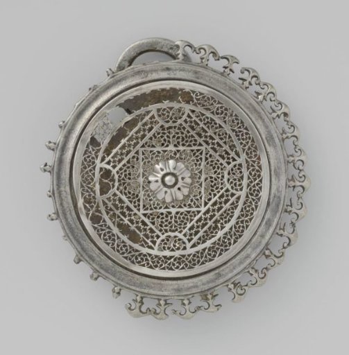 Choir mantle clasp