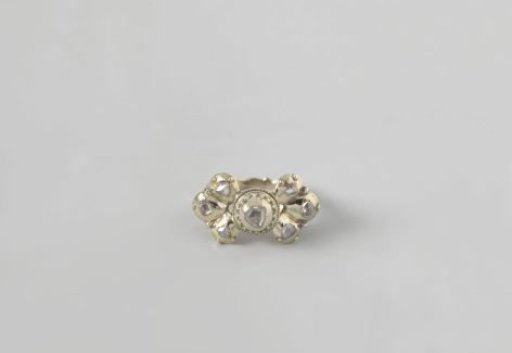 Entourage ring, the hoop in the shape of a bow