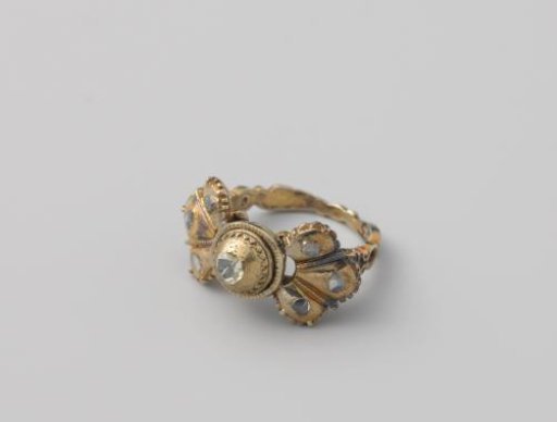 Ring of gilded silver set with seven diamonds