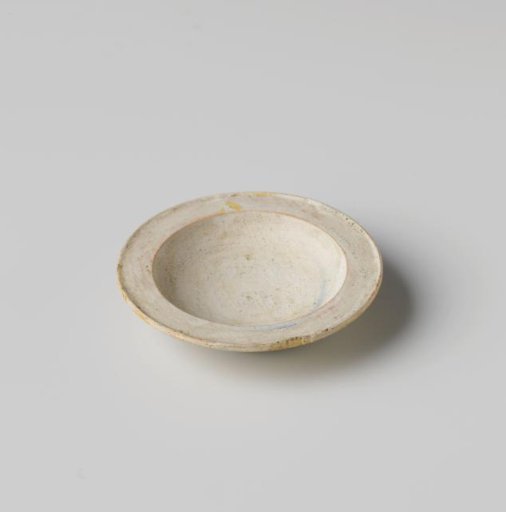 Plate with blue and yellow spots on a grey-white ground