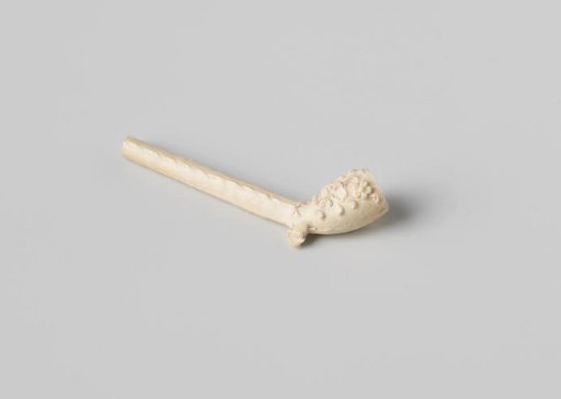 Pipe, bowl decorated with floral motifs