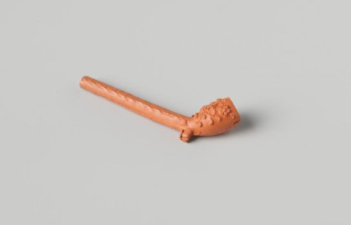Pipe, the bowl decorated with floral motifs