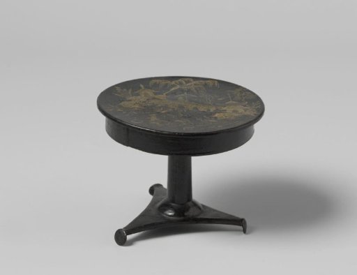 Table with round top, black lacquered, with landscape in gold