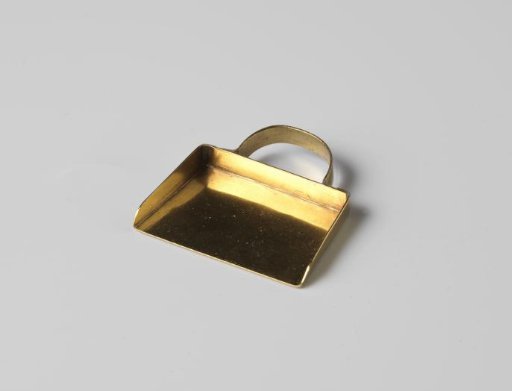 Dustpan of brass