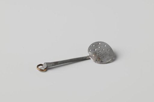 Skimmer with oval blade and handle with ring