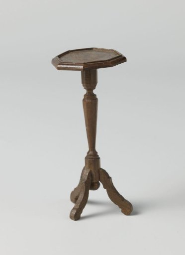 Gueridon with an octagonal top, on a tapering, profiled trunk with three S-shaped legs