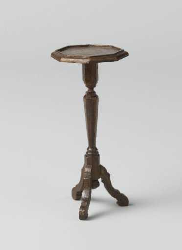 Gueridon with an octagonal top, on a tapering, profiled trunk with three S-shaped legs