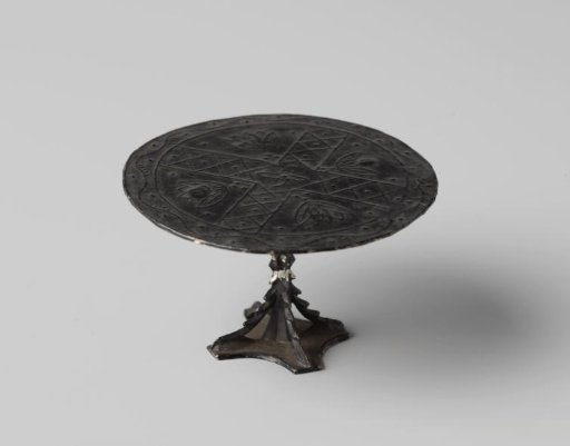 Table with round top, with four flowers