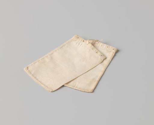 Sloop with Cord Fastening