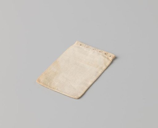 Hut with cord fastening