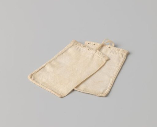 Hut with cord fastening