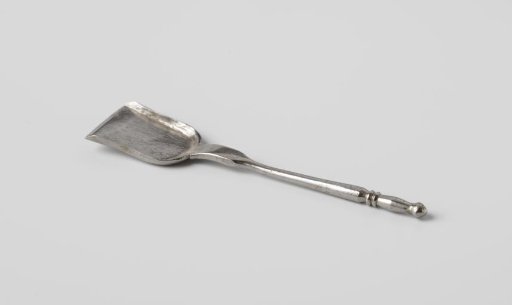 Ash shovel with a round handle with ring decoration