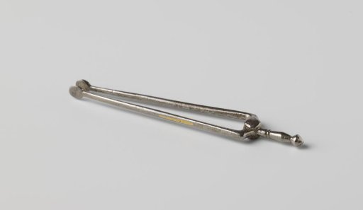 Ash shovel with a round handle with ring decoration