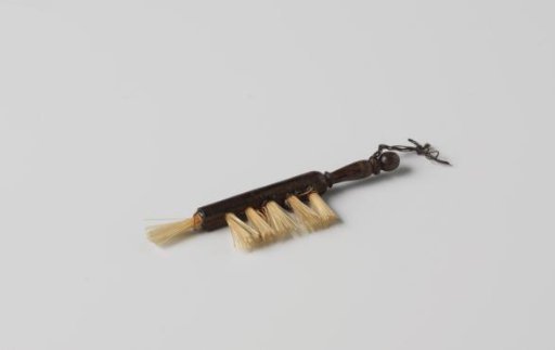 Broom with bristles on the underside and on the short side, with round profiled handle