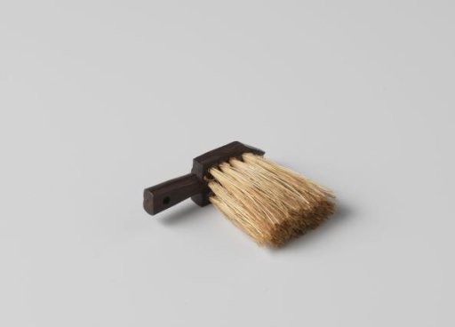 Brush with pointed back and smooth handle