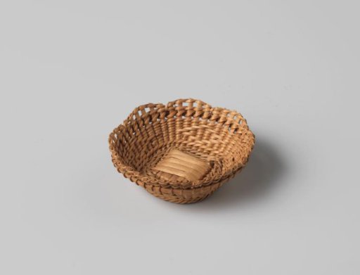 Basket, round, woven with diamond pattern