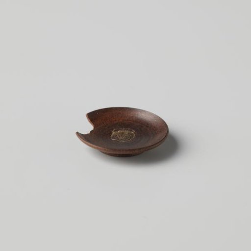 Plate of turned wood