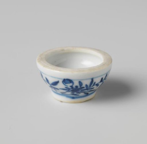 Miniature bowl with a flower spray