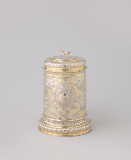 Beer Mug with a Medal in the Lid Commemorating the Marriage of Willem II and Henriëtte Maria Stuart