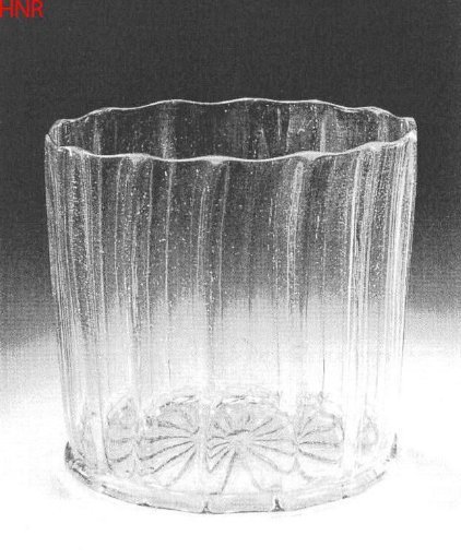 Cup with vertical optical blown ribs