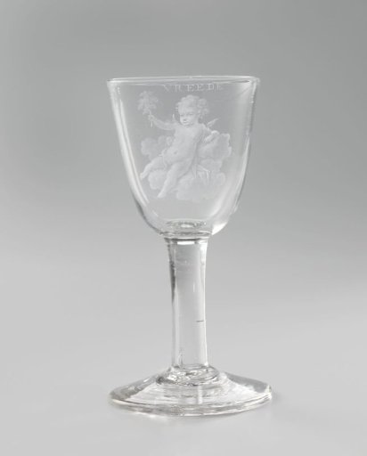 Wine glass with a peace putto
