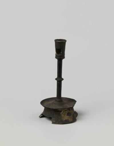 Candelabrum with round foot and stem with one knot
