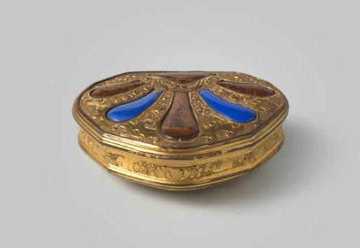 Snuffbox with Chased Figures and Stone Figures
