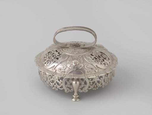 Silver altar bell, partially openwork and with chased decoration of, among others, cherubs. On three feet. Five bells on the inside.