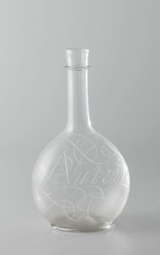 Bottle with the inscription: nutrisco e extinguo