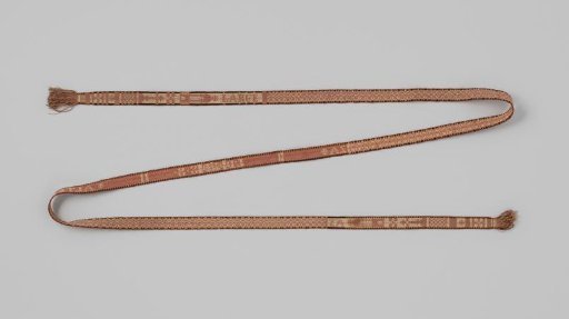 Ribbon, cingulum, of woven linen, in the colors cream, pink, red, yellow and black; the words LARGEZA, L.D.S.S., ALTEZA are woven into the ribbon