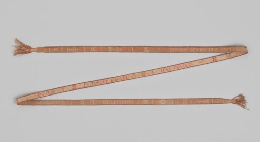 Ribbon, cingulum, of linen (?); on an orange background, the inscription in beige letters reads: LONGITVDO + SANCTISSIMI + SEPVLCRI + DOMINI NOSTRI + IESV CHRISTI + IN IERVSALEM ABRAHAM COSSON +