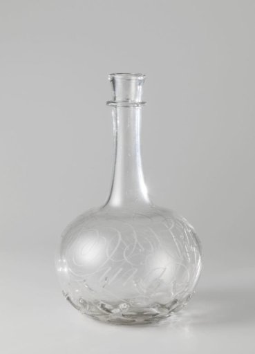 Bottle with the inscription: Qui a loisir, il fait panier
