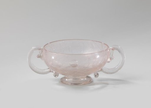 Bowl with ears on a foot, with the inscription: VERMEY het quade