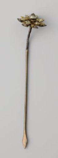 Hairpin of (gilded) silver with thirteen imitation diamonds