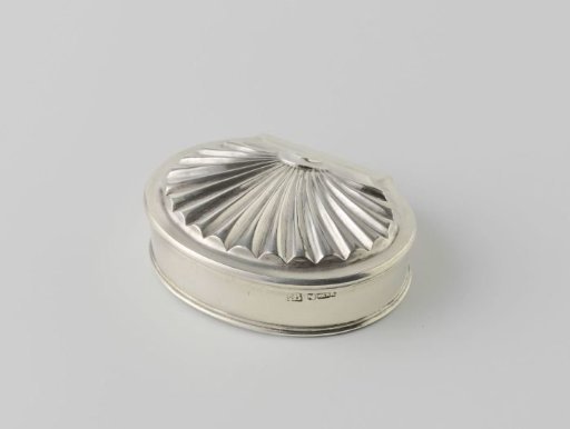 Snuffbox, shell-shaped