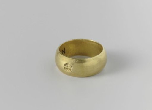 Ring with hunting dog