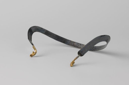Ear ornament consisting of a flat band of silver with gold knobs