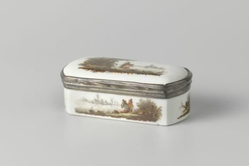 Snuffbox painted with water landscapes and figures