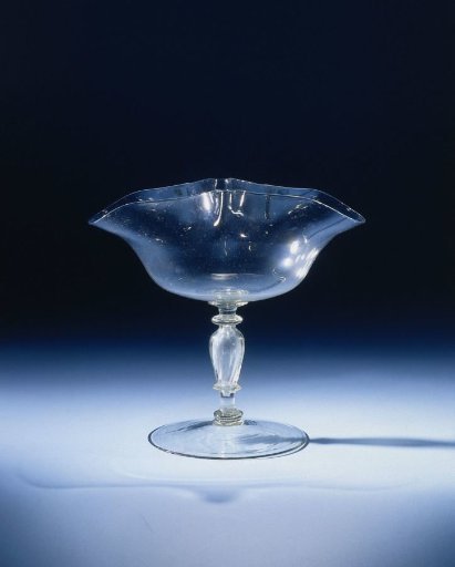 Chalice glass with a chalice pleated in a double brace