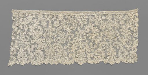 Strip of bobbin lace with composition of candelabras and mirrored S-shaped leaf scrolls