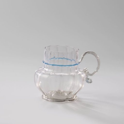 Beer mug with optically blown vertical ribs