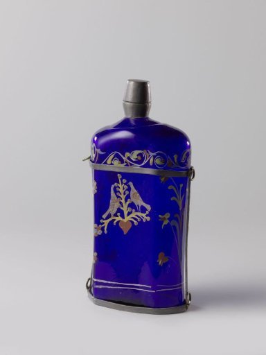 Hexagonal bottle of blue glass with a pair of turtledoves and the inscription "Lieb du mich allein oder lasz gar sein"