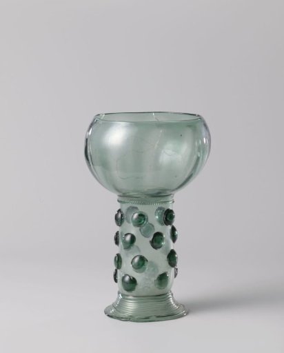 Roemer with four rows of smooth round knobs