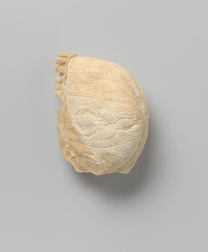 Children's cap with Zaan embroidery and Binche lace