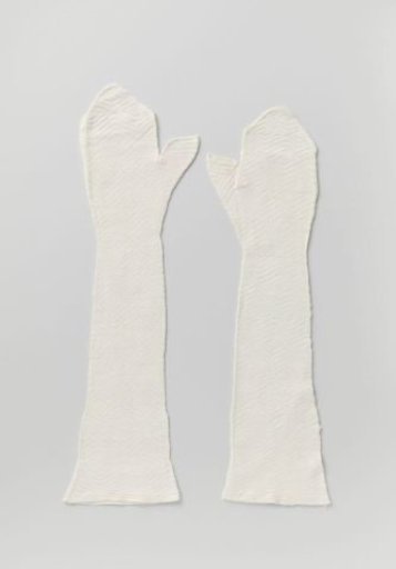 Mitten of white knitted cotton