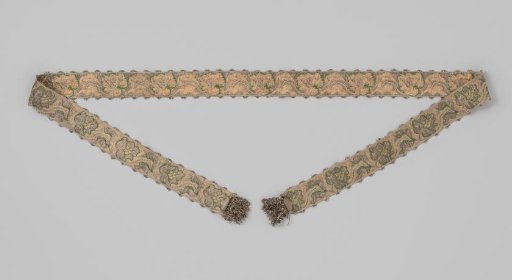 Belt, bridal sash (?), of gold and silver thread and silk; on a silver-colored background a repeating pattern is applied, in pink, green and gold, in the form of a flower with leaves